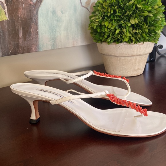 MANOLO BLAHNIK THONG SANDALS 2 INCH KITTEN HEEL EMBELLISHED WITH CORAL BEADS - Picture 4 of 17